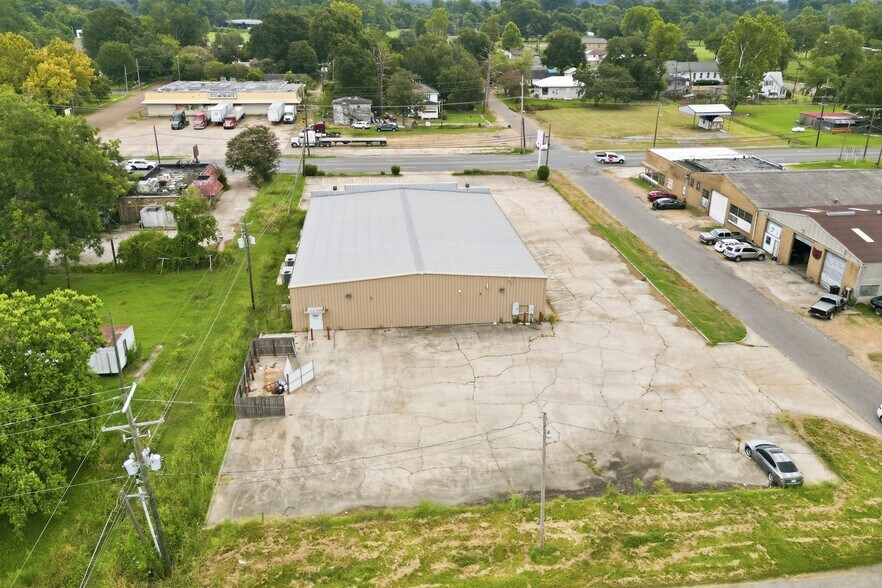More Photos Of 504 N EE Wallace Blvd, Ferriday Storefront For Sale