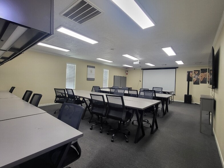 More Photos Of 2409 Maxwell Ln, Deer Park Office For Lease