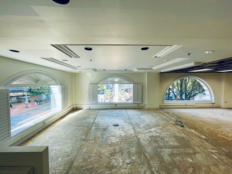 More Photos Of 800-818 SW Broadway, Portland Office For Sale