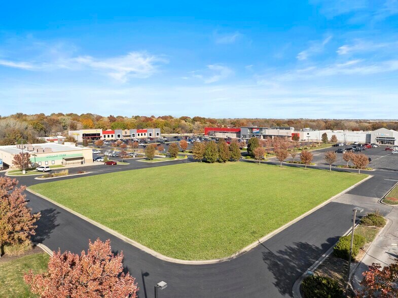 More Photos Of 420 NE Barry Rd, Kansas City Land For Lease