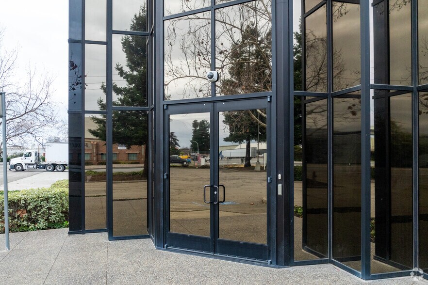 More Photos Of 13951 Washington Ave, San Leandro Warehouse For Lease
