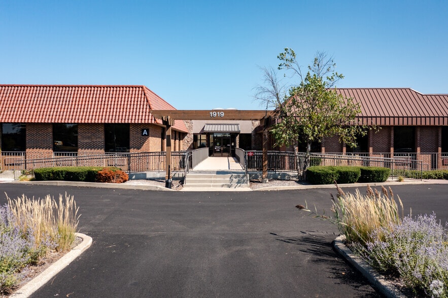 More Photos Of 1919 S Highland Ave, Lombard Unknown For Lease