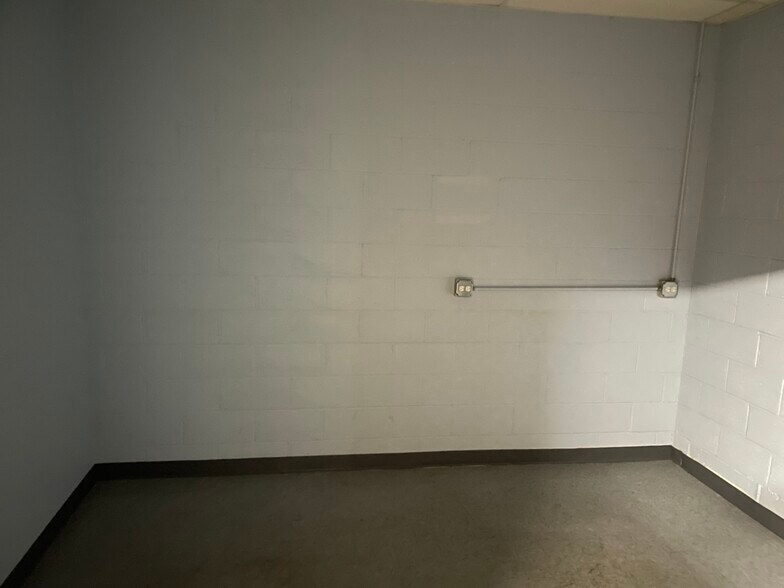 More Photos Of 3841 Oakton St, Skokie Storefront Retail Office For Lease