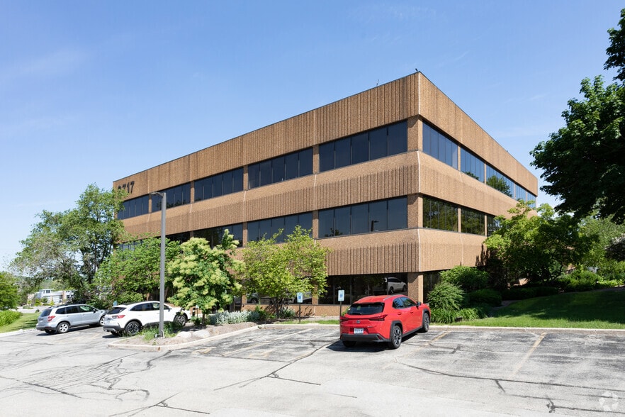 Primary Photo Of 2717 N Grandview Blvd, Waukesha Office For Lease