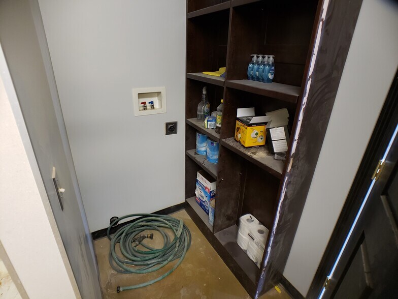 More Photos Of 215 N Redwood Rd, North Salt Lake Flex For Lease