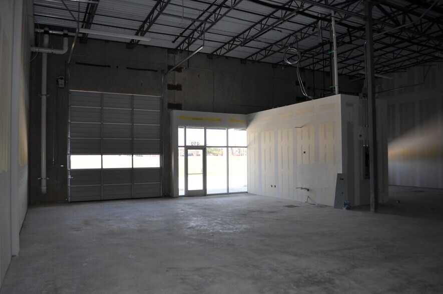 More Photos Of 550 W Round Grove Rd, Lewisville Showroom For Lease