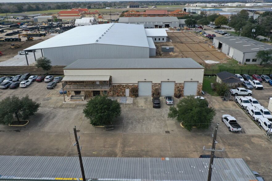 More Photos Of 17125 Groeschke Rd, Houston Warehouse For Lease