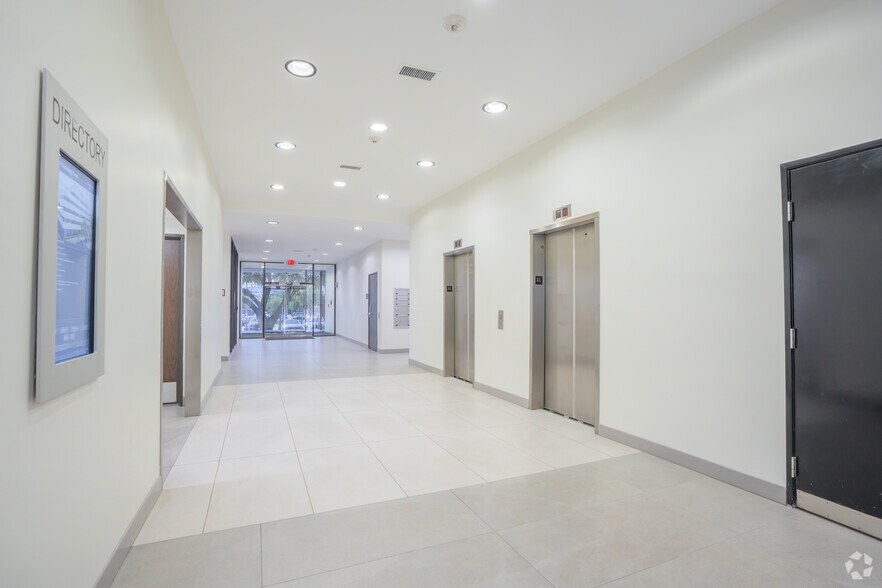 More Photos Of 1200 E Copeland Rd, Arlington Office For Lease