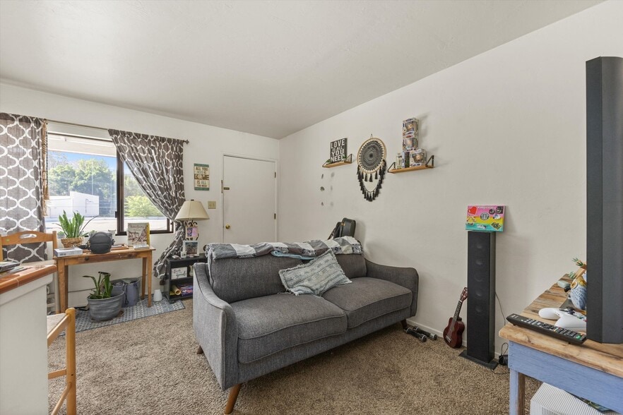 More Photos Of 16 Tobias St, Kernville Storefront Retail Residential For Sale