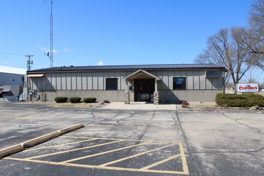 More Photos Of 160 W Scott St, Fond Du Lac General Retail For Sale