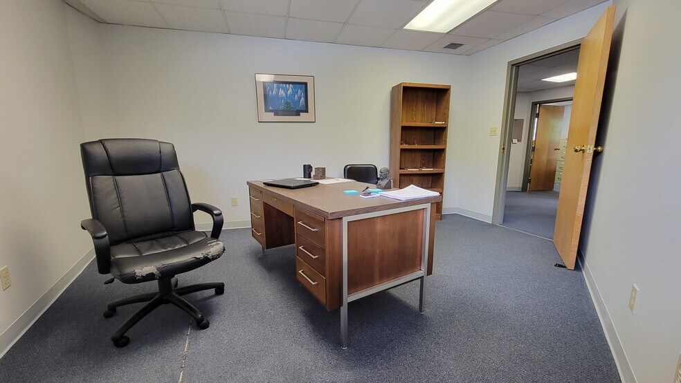 More Photos Of 1006 S Main St, Plantsville Office For Lease
