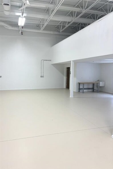 More Photos Of 40 Engelwood Dr, Lake Orion Unknown For Lease