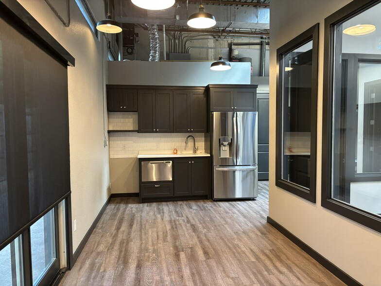 More Photos Of 4400 W Vickery Blvd, Fort Worth Research And Development For Lease
