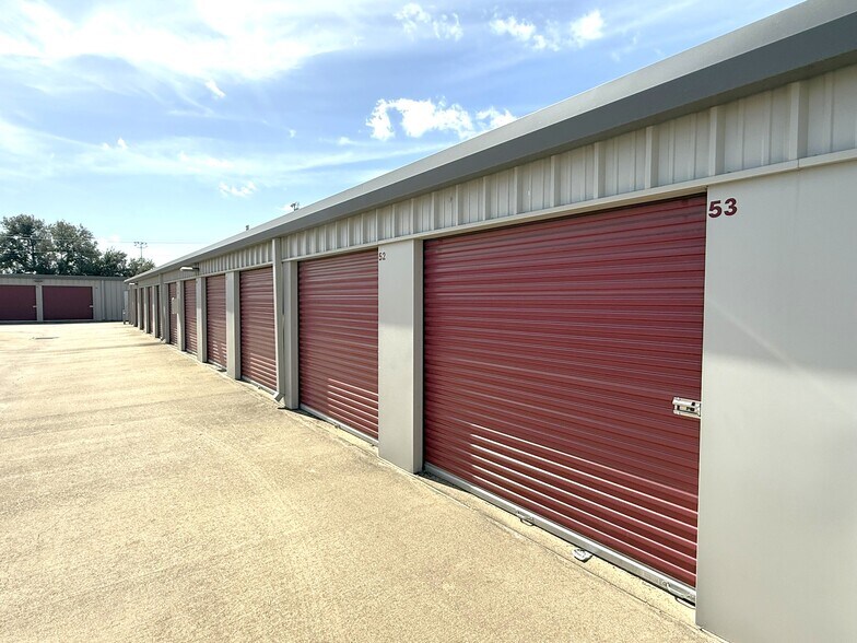 More Photos Of 801 W Brown St, Hearne Self Storage For Sale
