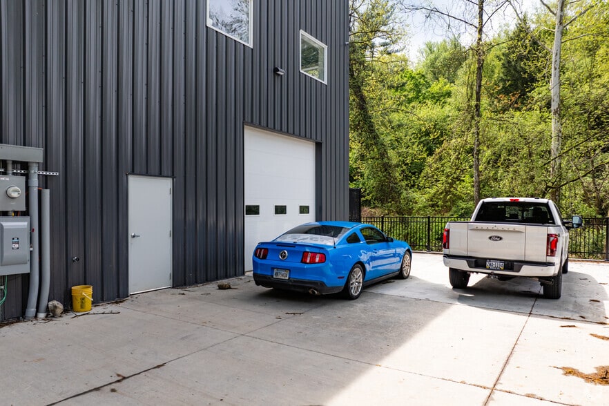 More Photos Of 528 Camp Horne Rd, Pittsburgh Warehouse For Lease