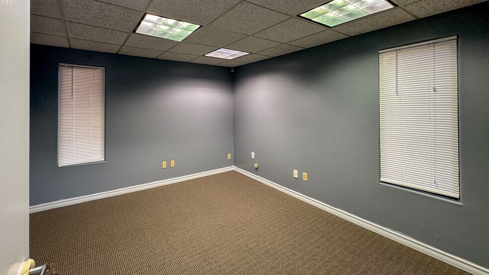 More Photos Of 1525 Common Dr, El Paso Flex For Lease