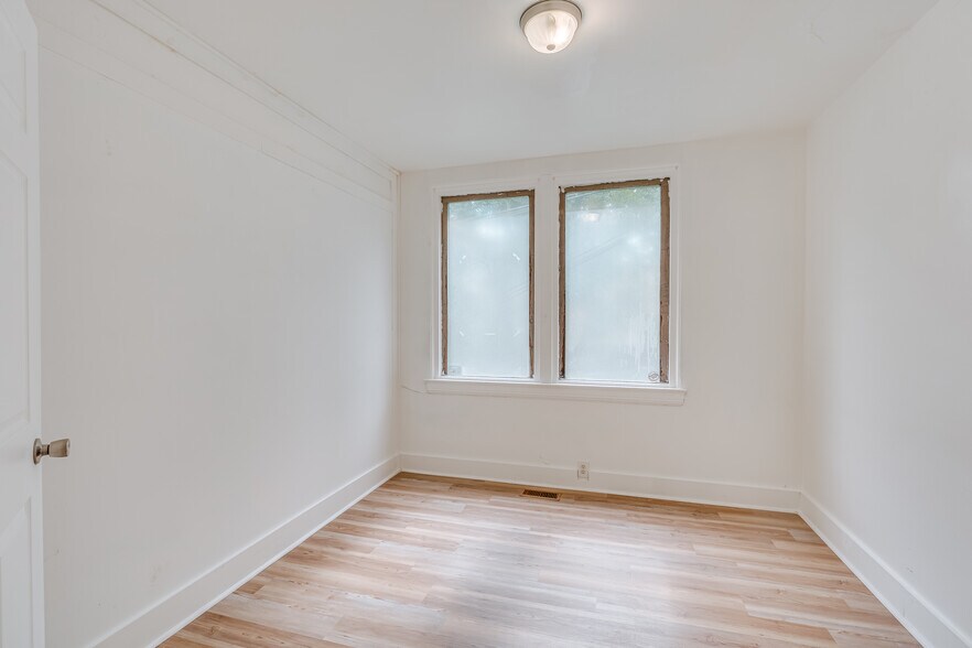 More Photos Of 1401 Spring Hill Ave, Mobile Medical For Sale