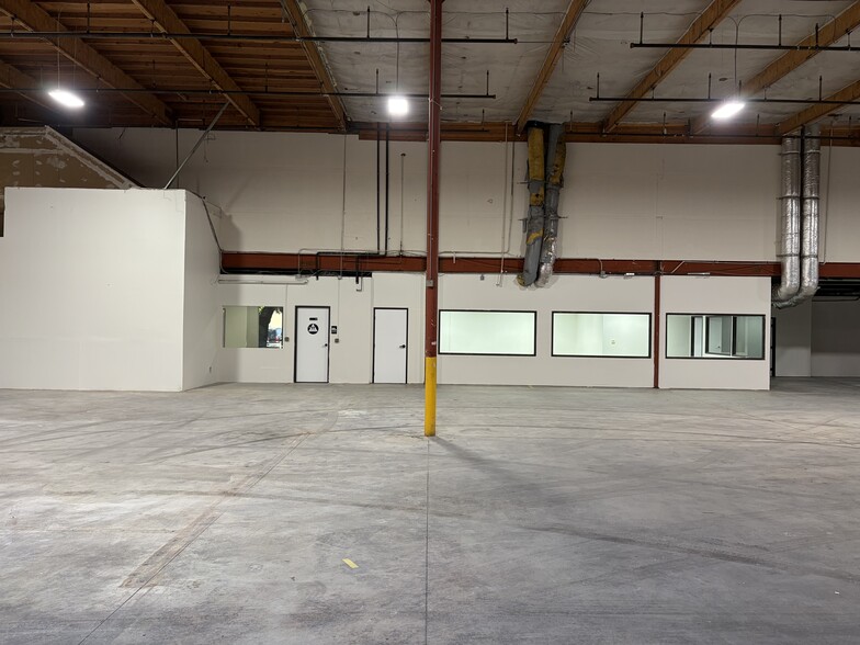 More Photos Of 2820-2834 La Mirada Dr, Vista Manufacturing For Lease