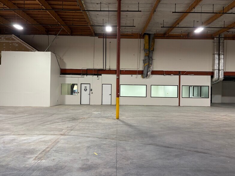 More Photos Of 2820-2834 La Mirada Dr, Vista Manufacturing For Lease
