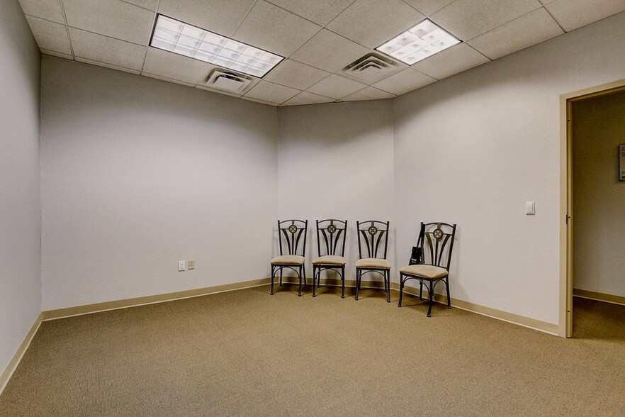 More Photos Of N28W23000 Roundy Dr, Pewaukee Office For Sale