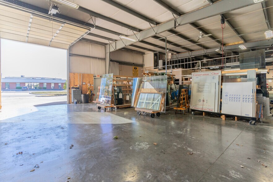 More Photos Of 1324-1328 SW Market St, Lee's Summit Warehouse For Lease