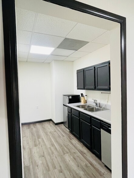 More Photos Of 3255 Cahuenga Blvd W, Los Angeles Office For Sale