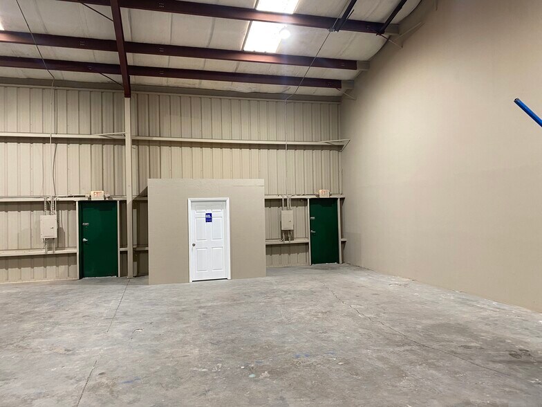 More Photos Of 743 Wesley Ave, Tarpon Springs Warehouse For Lease