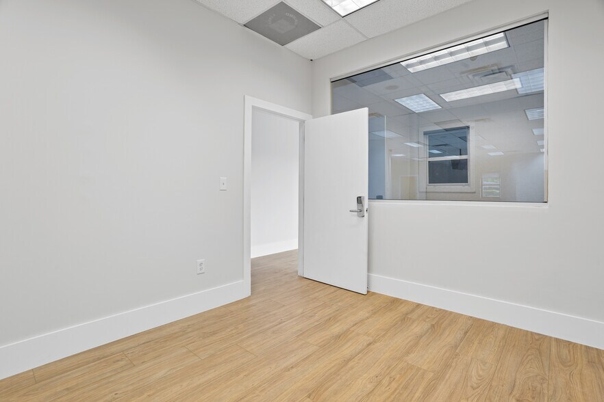 More Photos Of 10300-10380 NW 53rd St, Sunrise Distribution For Lease
