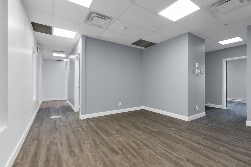 More Photos Of 298-300 Ch du Bord-du-Lac-Lakeshore, Pointe-claire Storefront For Lease