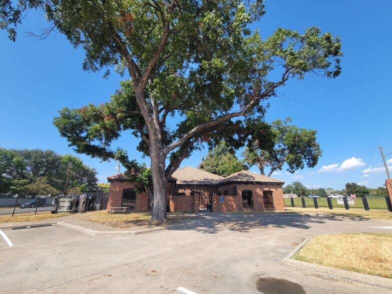 More Photos Of 2323 N Walton Walker Blvd, Dallas Office For Sale