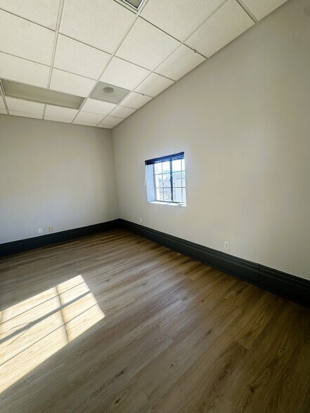 More Photos Of 111-115 N State St, Ukiah Storefront Retail Office For Lease