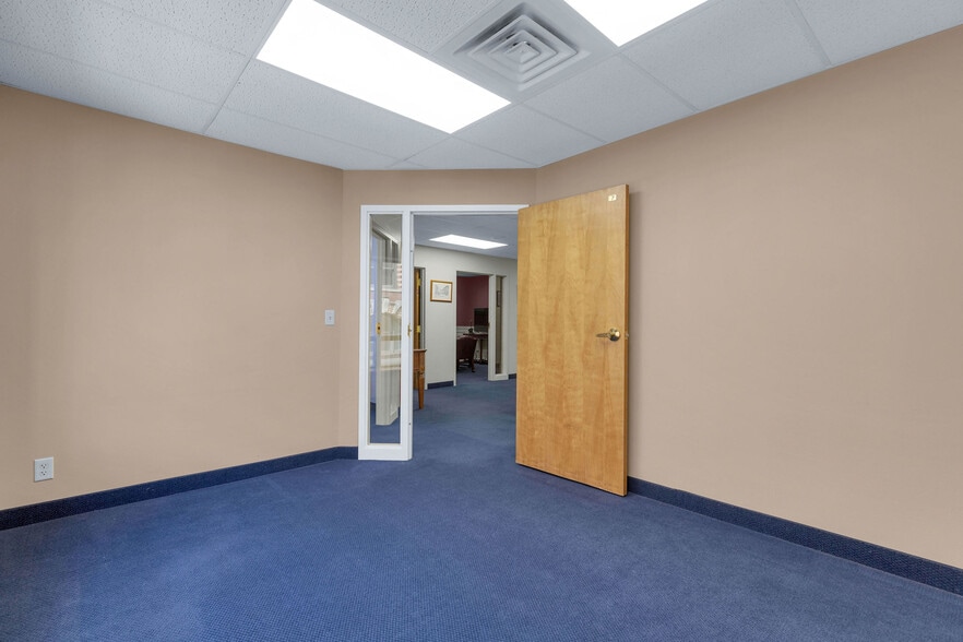 More Photos Of 47-49 Leavenworth St, Waterbury Office For Sale
