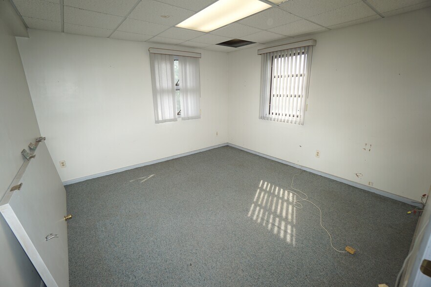 More Photos Of 924 N Wood Ave, Linden Medical For Lease