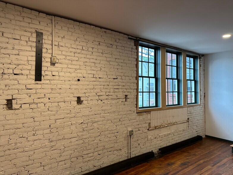 More Photos Of 55 N Cedar St, Lititz Showroom For Lease