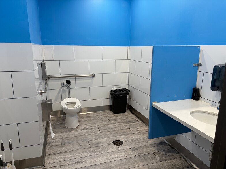 More Photos Of 1111-1191 S Victoria Ave, Oxnard General Retail For Lease