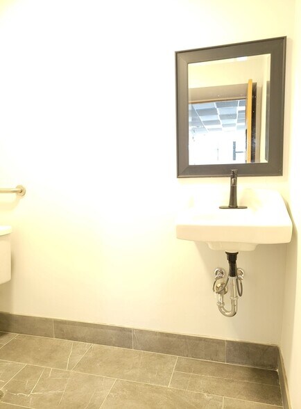 More Photos Of 516-520 E 43rd St, Chicago Storefront Retail Office For Lease