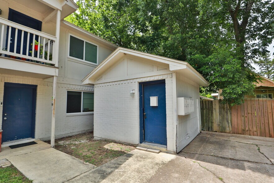 More Photos Of 1312 W Adoue St, Alvin Apartments For Sale