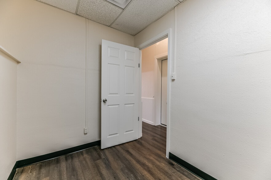 More Photos Of 121 W Sealy St, Alvin Freestanding For Sale