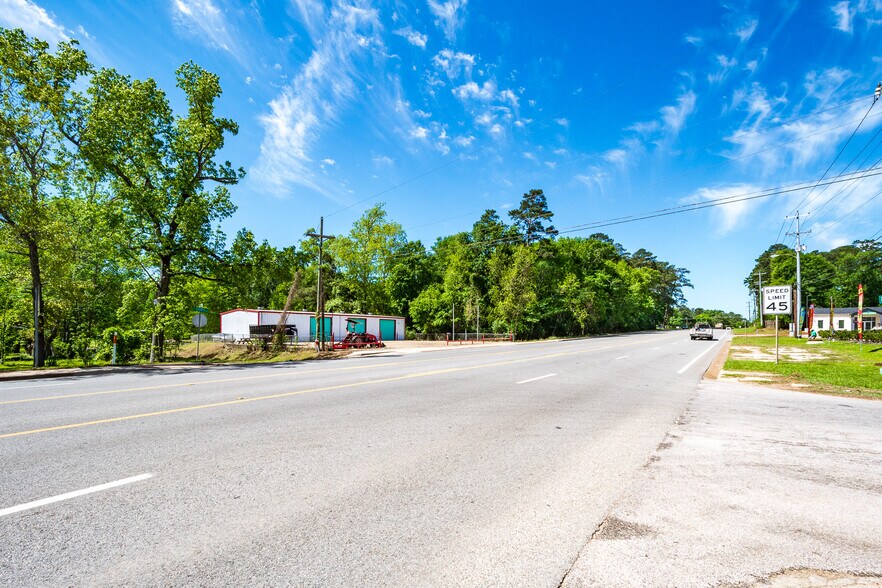 More Photos Of 910 E Church St, Livingston Service For Sale