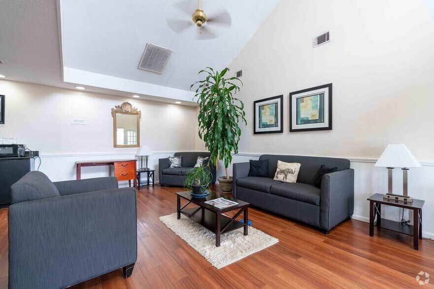 More Photos Of 205 N Highway 301, Jesup Hotel For Sale