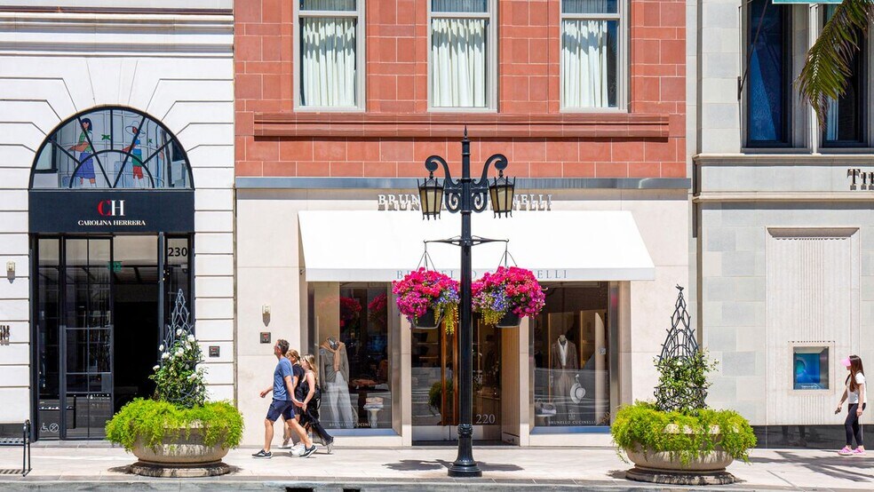 More Photos Of 202-270 N Rodeo Dr, Beverly Hills Storefront For Lease