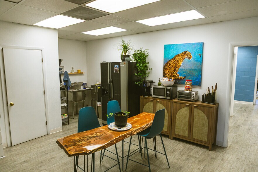 More Photos Of 104-108 W 31st St, Garden City Light Manufacturing For Sale