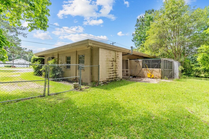 More Photos Of 3522 James B White Hwy, Whiteville Veterinarian Kennel For Sale