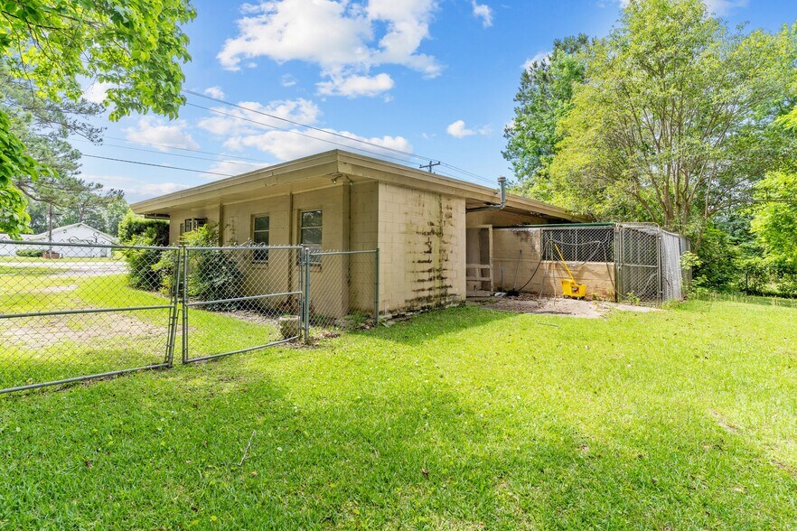 More Photos Of 3522 James B White Hwy, Whiteville Veterinarian Kennel For Sale