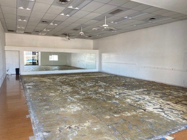 More Photos Of 22864-22898 Ventura Blvd, Woodland Hills Storefront For Lease
