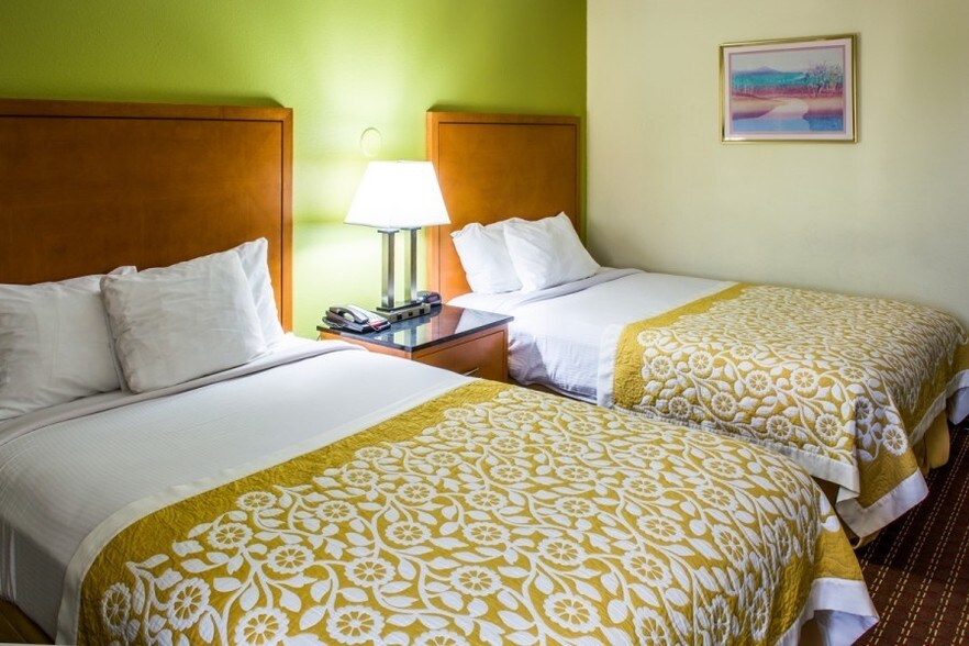 More Photos Of 3040 5th Ave S, Fort Dodge Hotel For Sale