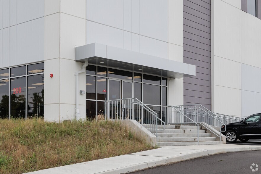 More Photos Of 200 Murray Hill Pky, East Rutherford Distribution For Lease