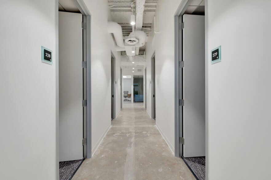 More Photos Of 15821 Ventura Blvd, Encino Office For Lease