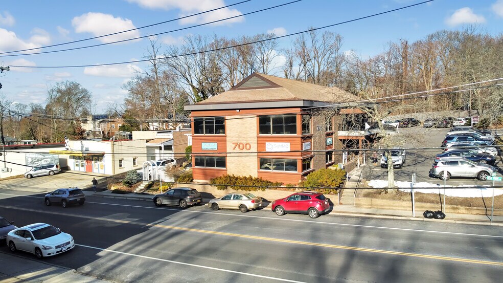 More Photos Of 700 New York Ave, Huntington Medical For Lease