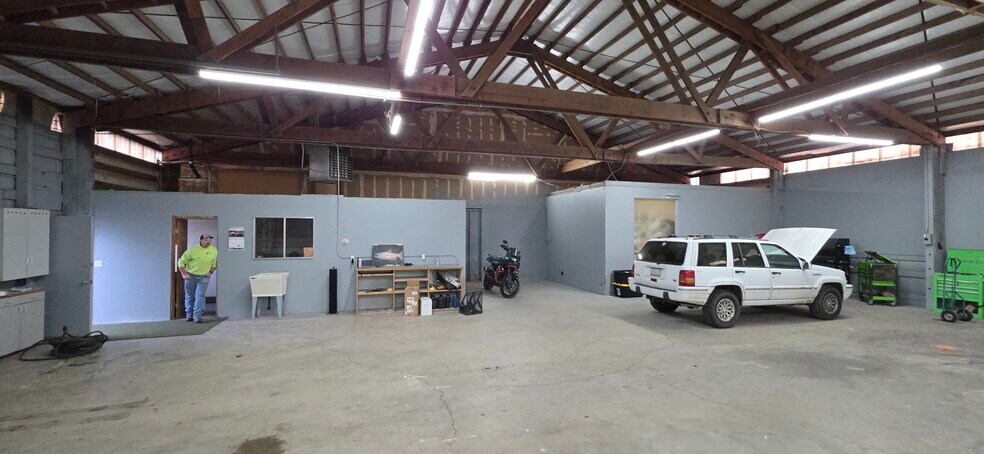 More Photos Of 197 SW Dennis Ave, Hillsboro Industrial For Lease